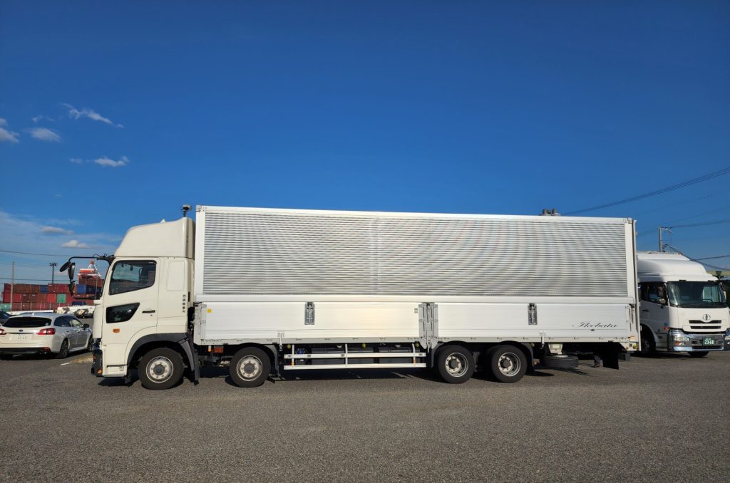 増トン低床ウイング車